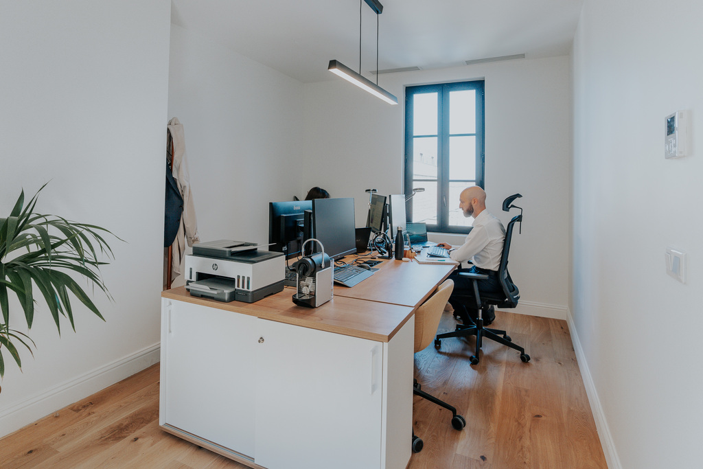 Bureaux privés vs. location classique