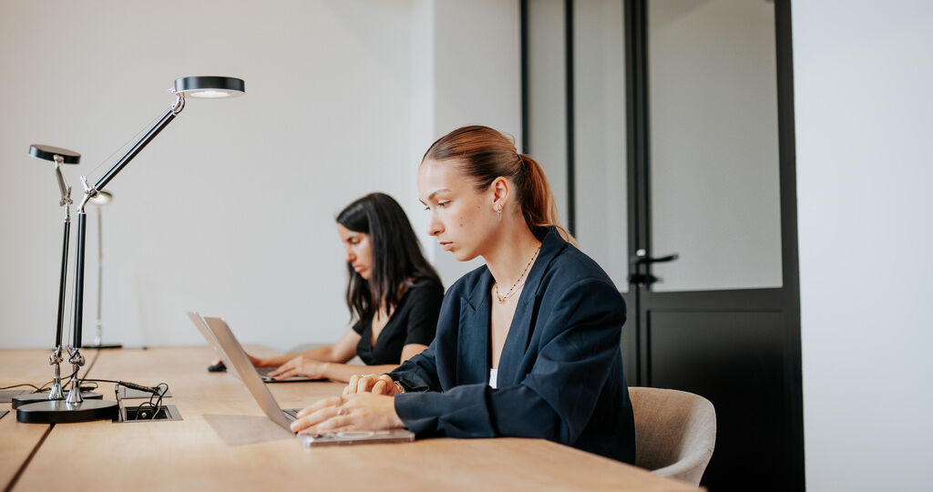 Travail hybride : pourquoi un bureau privé en coworking est une solution d’avenir ?